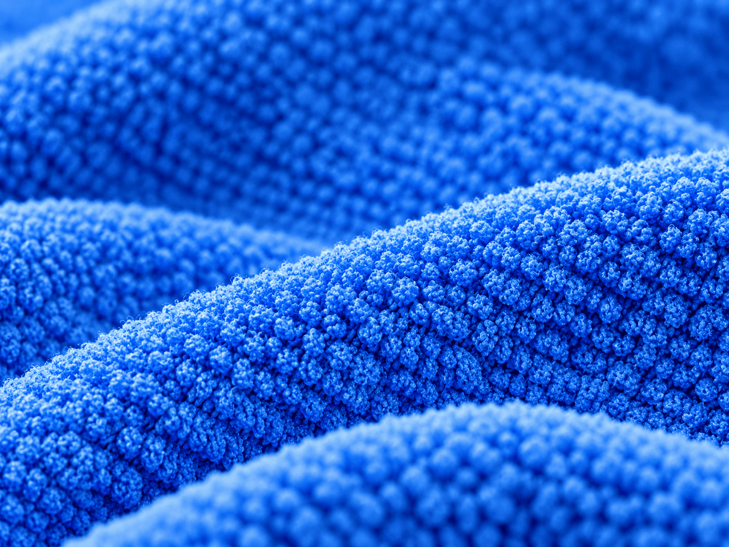 Gros plan sur la texture d’un textile microfibre bleu